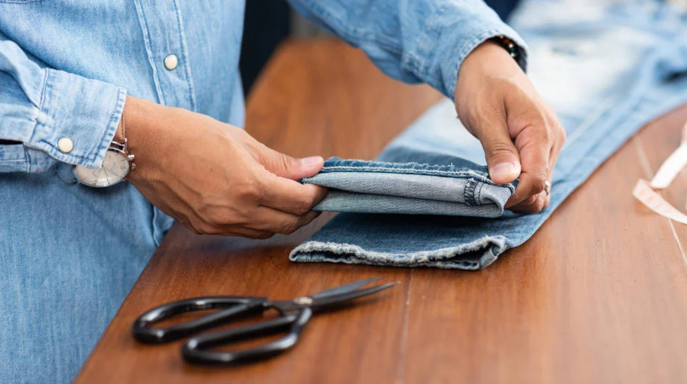 tailor-working-blue-denim-jeans-hem-hemming-pants-ss-featured